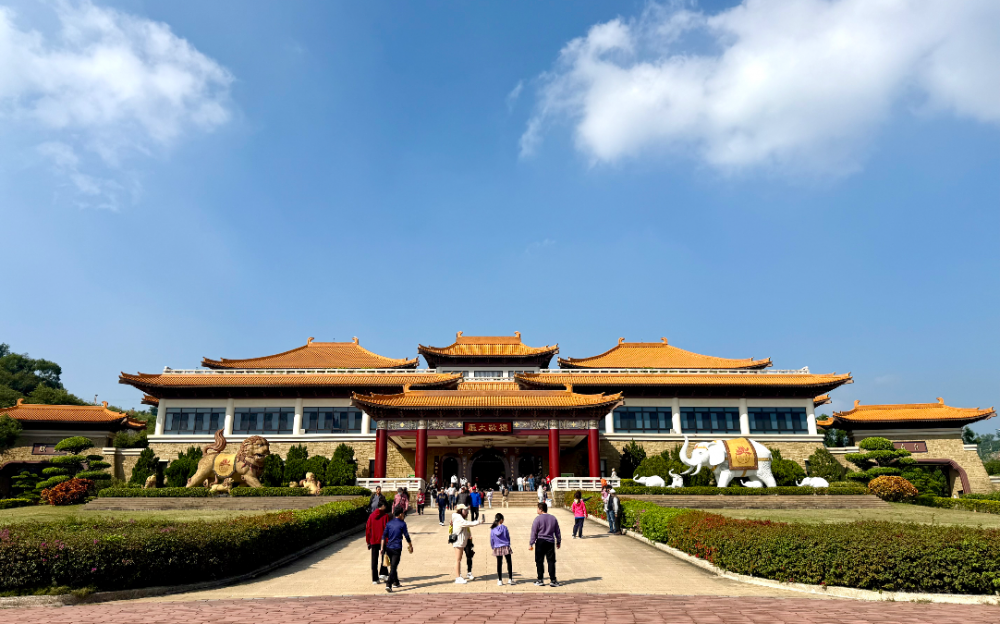 佛光普照,金玉辉映:高雄佛光山寺与佛陀纪念馆的灵性之旅