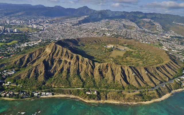 勇攀金色台阶 穿越黑暗隧道 登上钻石头顶峰 遥望檀香山美景