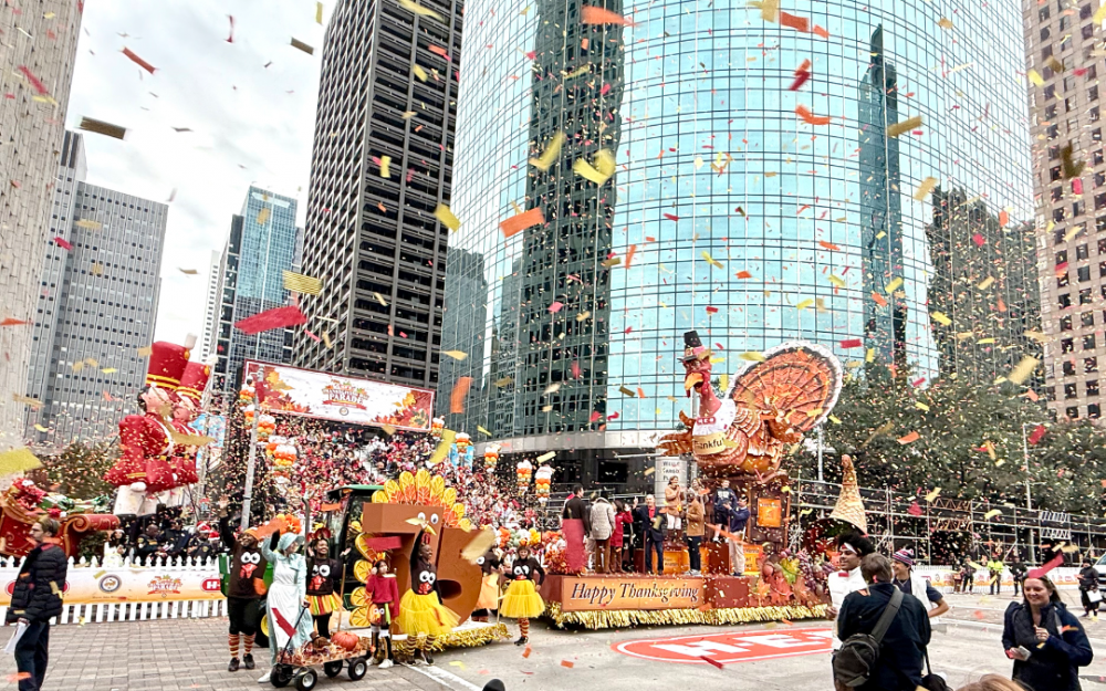 休斯頓感恩節大遊行:市長奧冠助陣,牛仔競技閃光,國際區首秀,聖誕老人壓軸