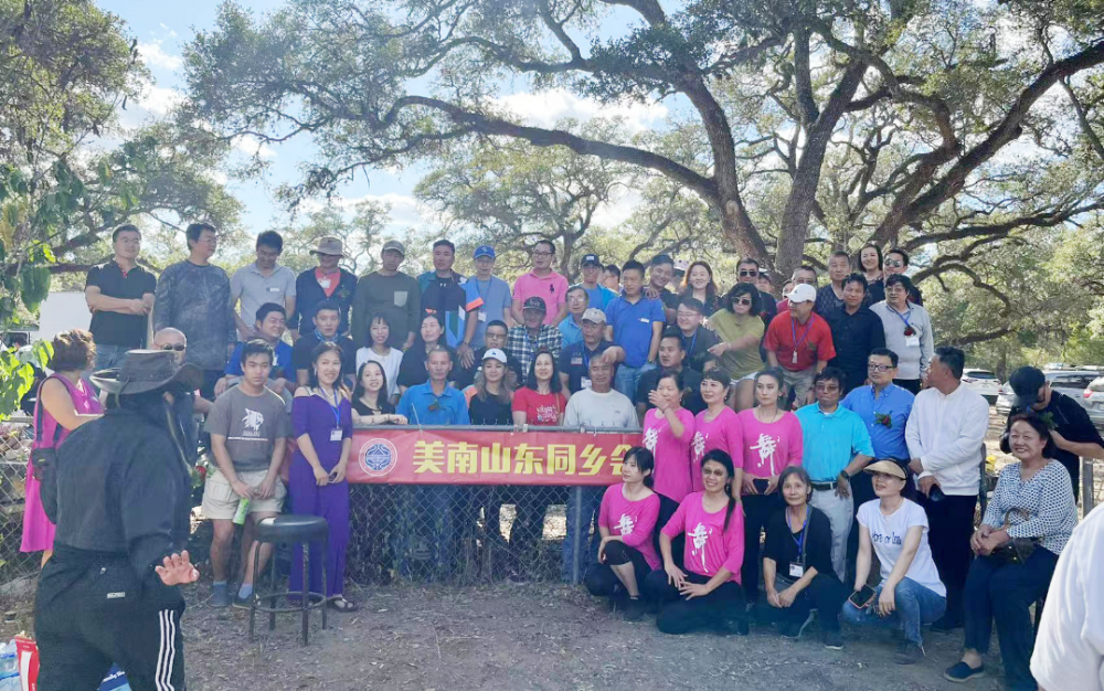 美南山东同乡会上週六举行一场热情洋溢,激情四射的秋季烧烤会
