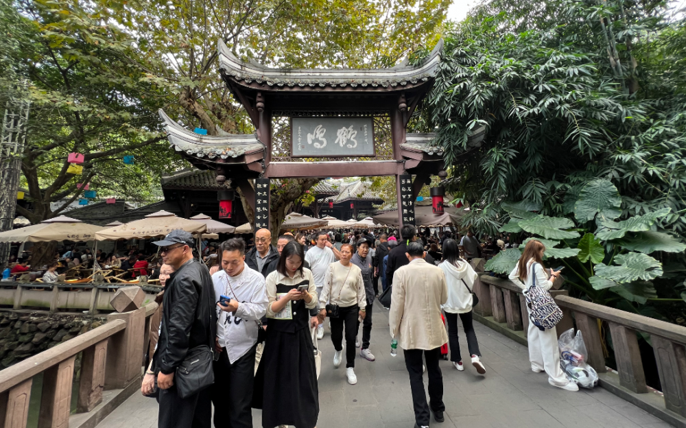 成都鹤鸣茶社品尝川茶 欣赏川剧变脸 一览川式采耳