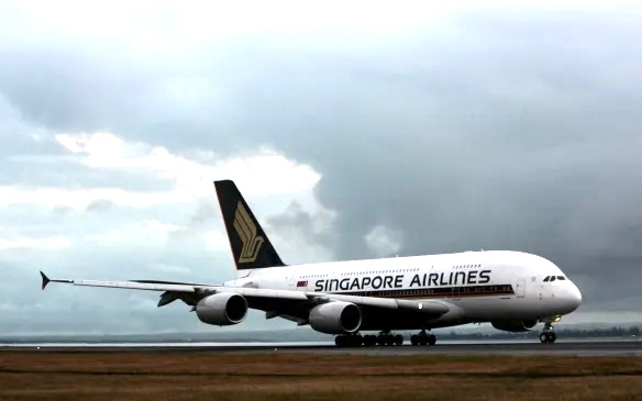 新加坡航空公司一架飞机因气流紧急降落,1人死亡,30 人受伤