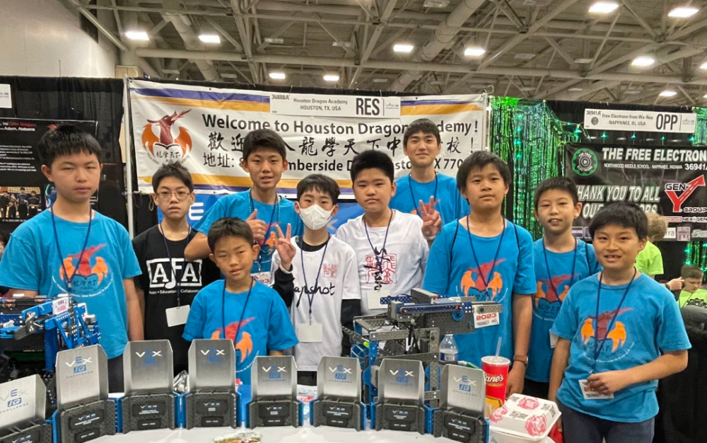 “龍學”機器人隊再次刷新世界杯賽戰績獲得第叁名的好成績! ——2023 Vex IQ機器人世界杯賽側記