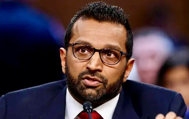 FBI局長帕特爾揭開政府操控選舉黑幕    密室“焚毀袋”驚現“通俄門”核心機密文件