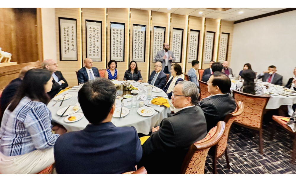 李娟和李雄盛邀亚裔领袖共进午餐,呼吁支持和积极参与亚裔美国人社区调查