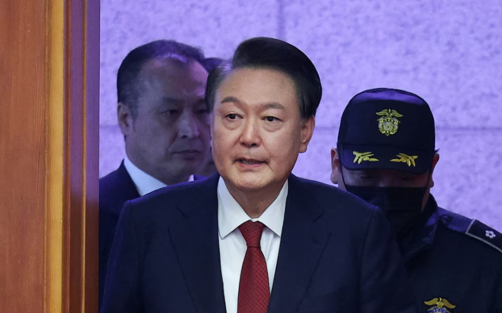韓國總統尹錫悅因戒嚴令被正式逮捕起訴,面臨叛亂指控.