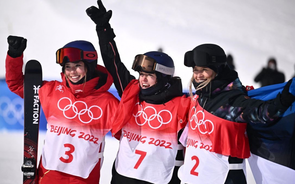 冬奥会女子斜坡式自由滑雪比赛 瑞士选手格雷莫德夺金 中国选手谷爱凌获银