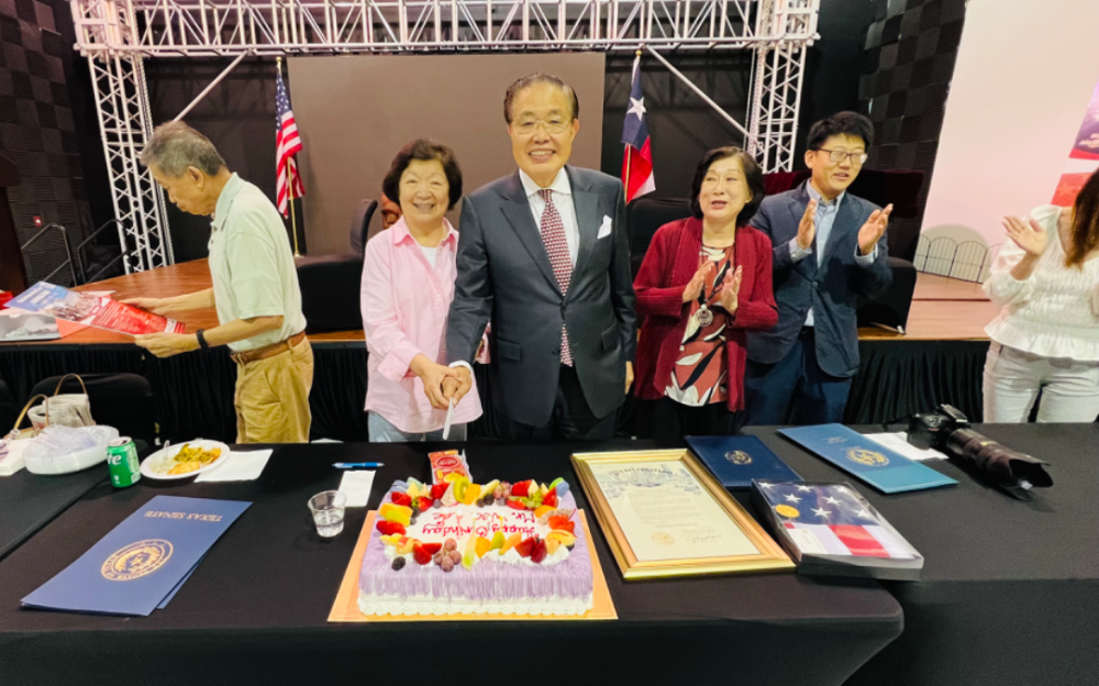 亚裔传媒大亨李蔚华生日庆典 德州参议院送来褒奖令