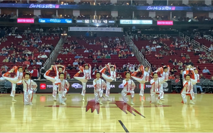 亞美舞蹈學校應NBA休斯頓火箭隊的邀請在豐田中心上演中場秀