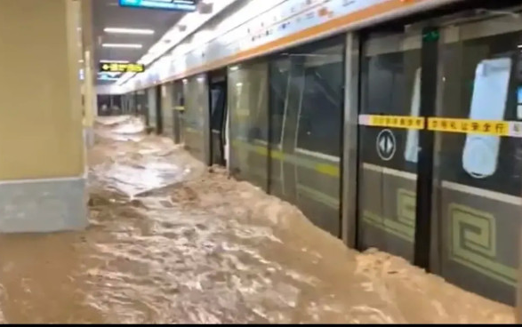 郑州地铁乘客讲述被洪水淹没的恐怖 水灾死亡人数继续上升