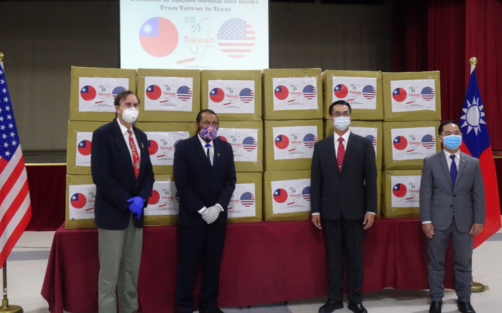 驻休士顿办事处陈家彦处长於台湾提供10万片医疗用口罩支持德州对抗COVID-19捐赠仪式
