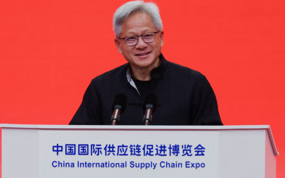 黃仁勳再次訪問中國大陸，穿唐裝說中文