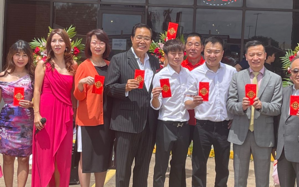 中餐名店老四川落户休斯顿 华人餐饮业领军人物胡晓军从芝加哥飞来剪彩!
