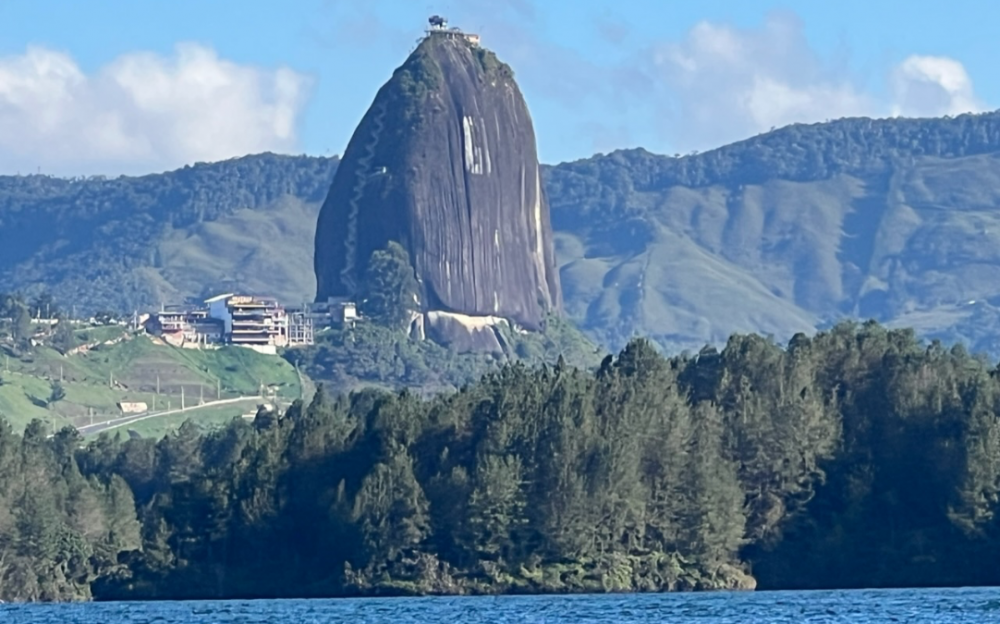攀登瓜塔佩巨岩 欣赏小镇七彩魔幻世界 游览千岛湖豪宅