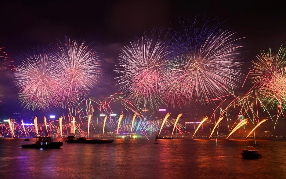 幸福樂章點亮維港 香港以璀璨奪目的煙火迎接2025年