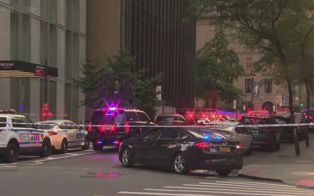 纽约曼哈顿黑石大楼突发枪击案   至少6人中弹   其中一名警员殉职   枪手已死亡