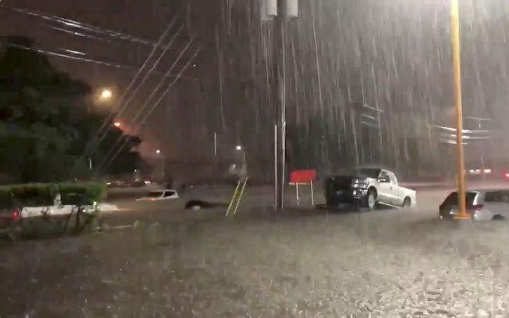 週五休士頓暴雨驟降,路面有淹水風險
