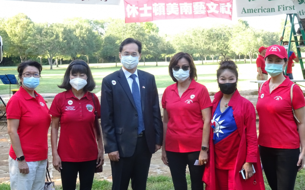 慶祝中華民國109年國慶,雙十中秋賞月健行 周五傍晚舉行,共有僑胞百餘人參加