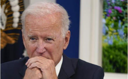 拜登的支持率自9月中旬以来又下降了3%降至42% 参议员乔曼钦是拜登总统国内议程的关键阻力