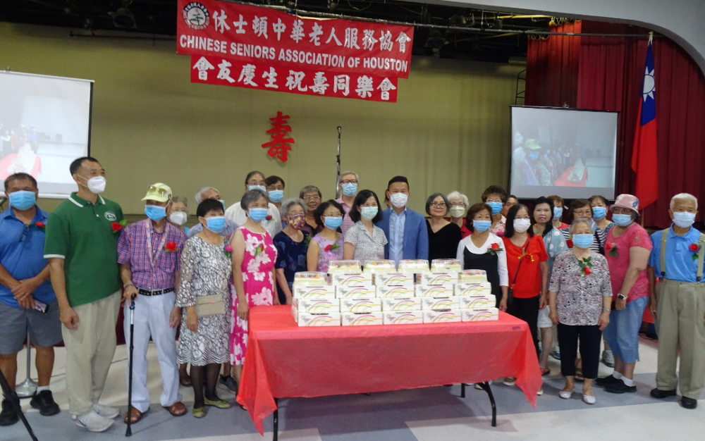 中华老人服务协会第二季度会员庆生会 上周六下午在侨教中心大礼堂盛大举行
