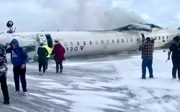 達美航空客機在多倫多機場墜毀翻覆 幸無人員遇難