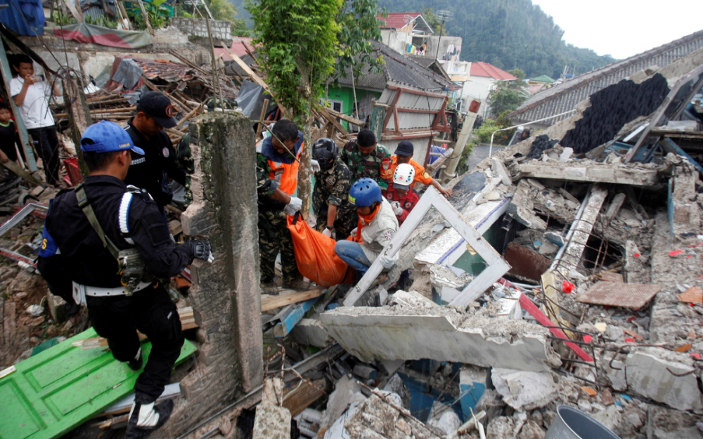 地震死亡人数超过 45,000 许多人仍然在被夷为平地的公寓里失踪