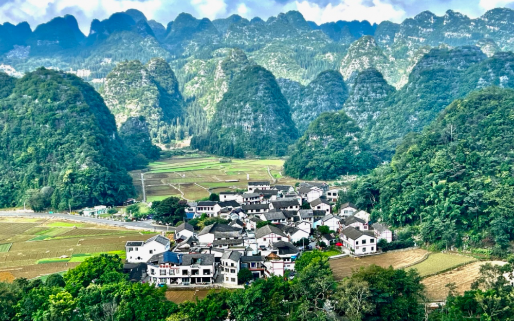 “天下山峰何其多,惟有此處峰成林” 貴州萬峰林奇特的自然人文景觀
