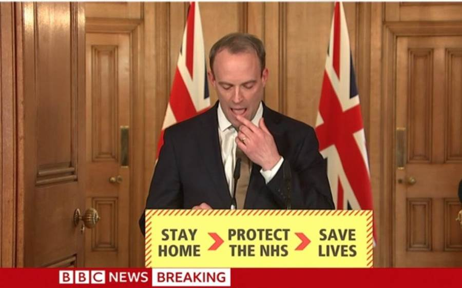 英外交大臣公開舔手指 網民狂酸:這麼想隔離?