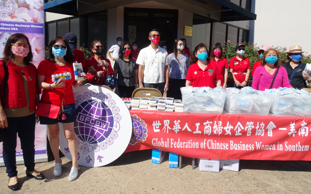 世華工商婦女會昨天上午十時半起, 在僑教中心前門廣場分發口罩、食品