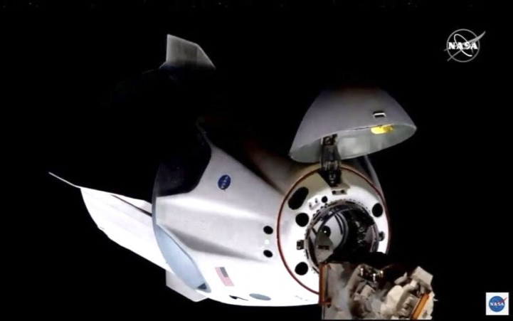 SpaceX太空船與國際空間站對接,進行曆史性的NASA任務
