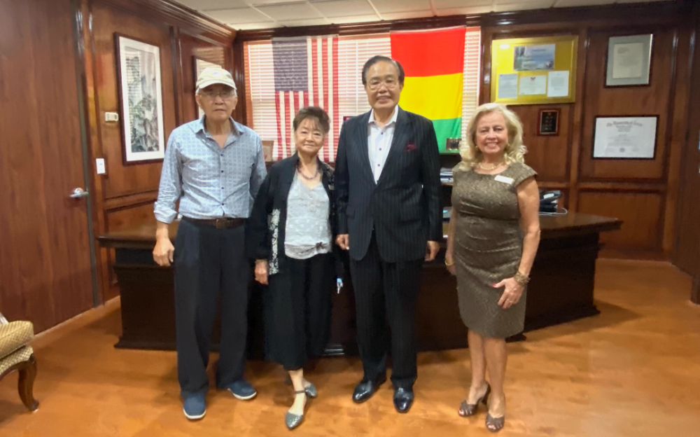 梨城艺术联盟主席史蒂文斯携艺术家访问美南新闻 受到李董事长及夫人亲切接见