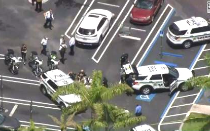 佛罗里达州皇家棕榈滩酒巴发生枪击事件 三人死亡