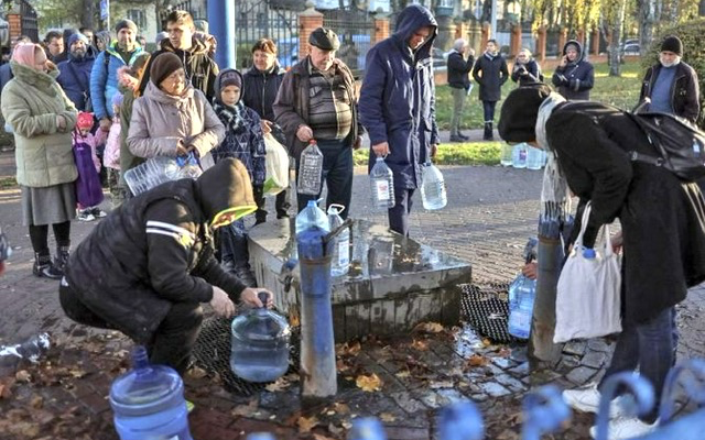 俄罗斯导弹袭击削弱电力容量 乌克兰人准备迎接凄凉的冬天